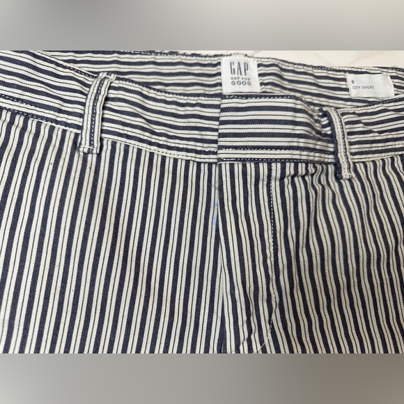 Striped shorts - Picture 3 of 4